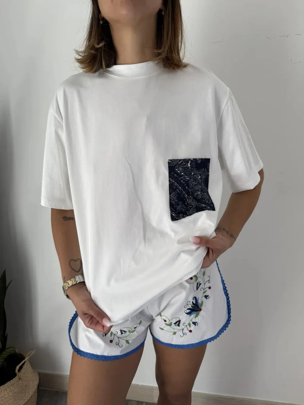 Rounded Hem Pocket Detail Crew Tee Silhouette