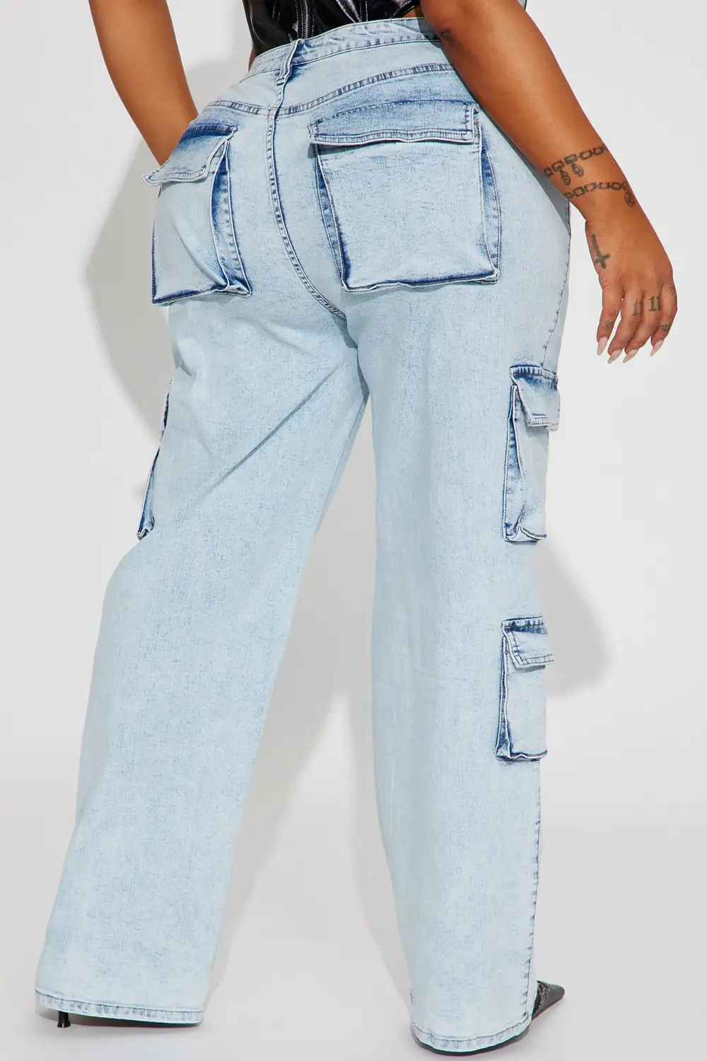 Eyes On The Prize Low Stretch Cargo Jeans - Light Wash