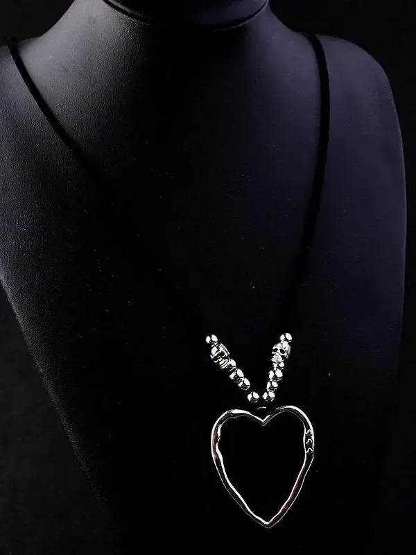 Freely adjustable piece velvet rope necklace