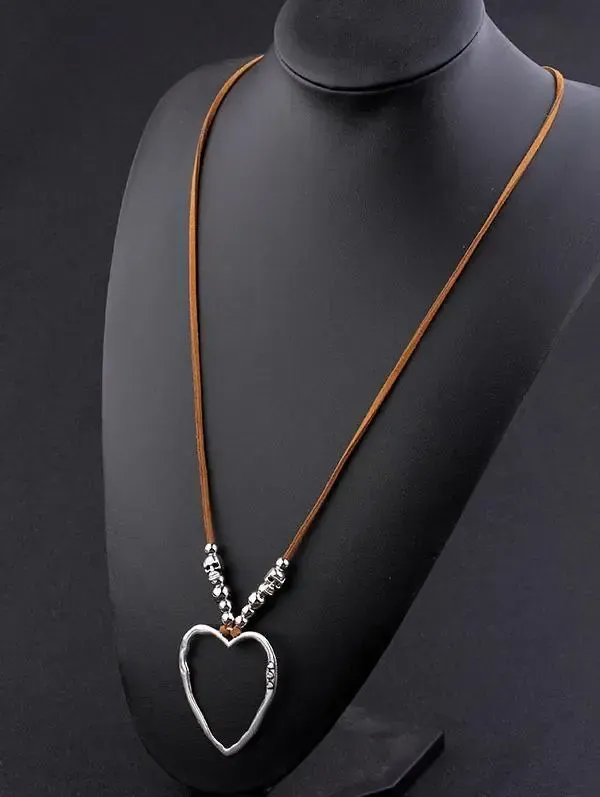 Freely adjustable piece velvet rope necklace