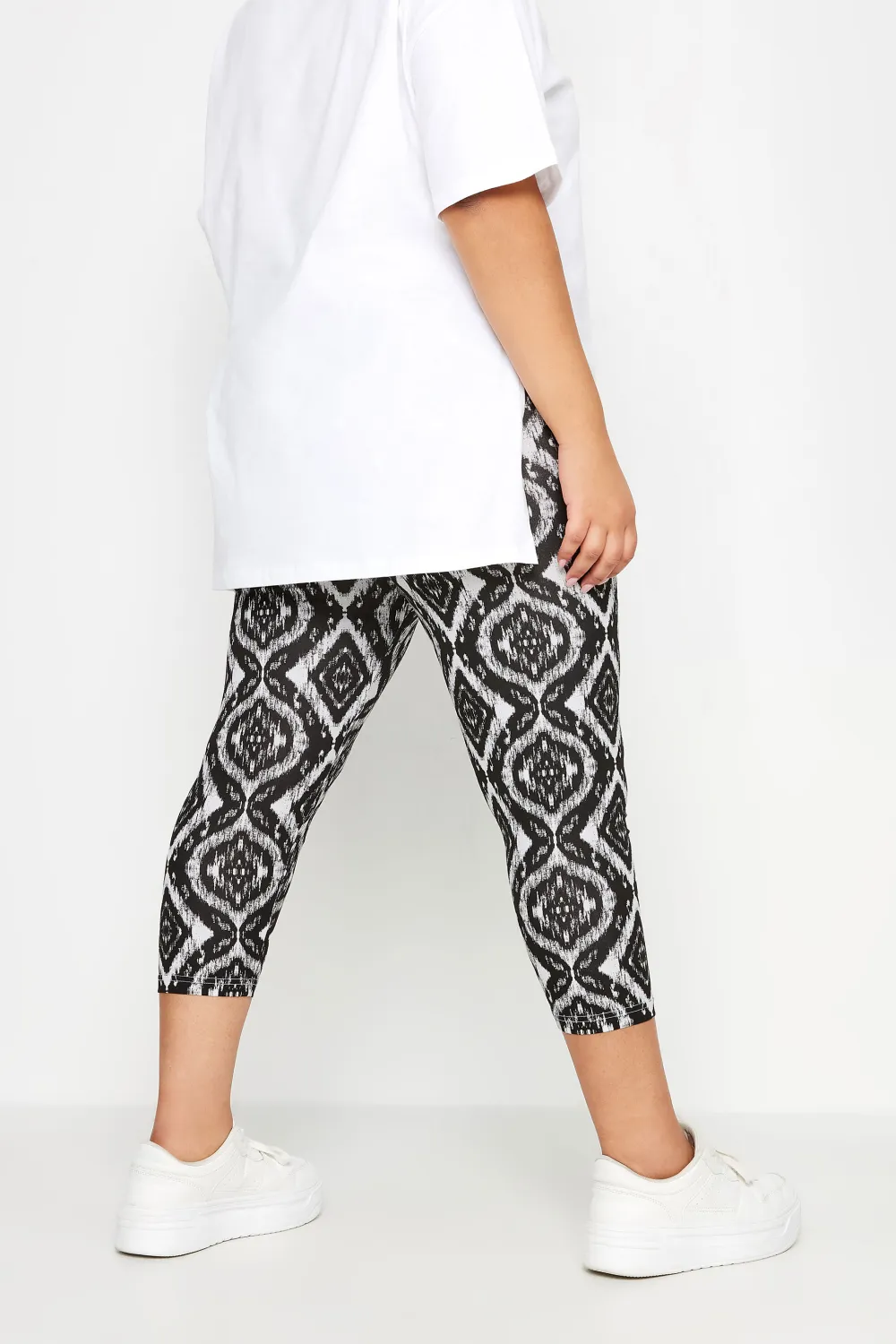 YOURS Curve 2 PACK Black & White Ditsy Floral Print Cropped Leggings