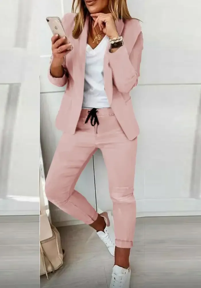 Blazer com estampa xadrez e conjunto de calça com cordão