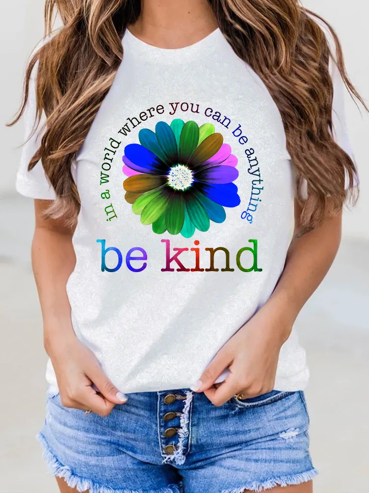 Women'S In A World Where You Can Be Anything Be Kind Round-Neck Short-Sleeved T-Shirt