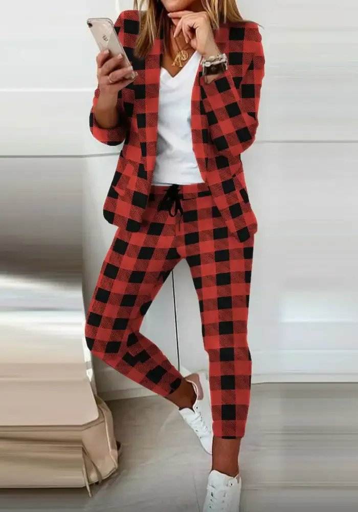 Blazer com estampa xadrez e conjunto de calça com cordão