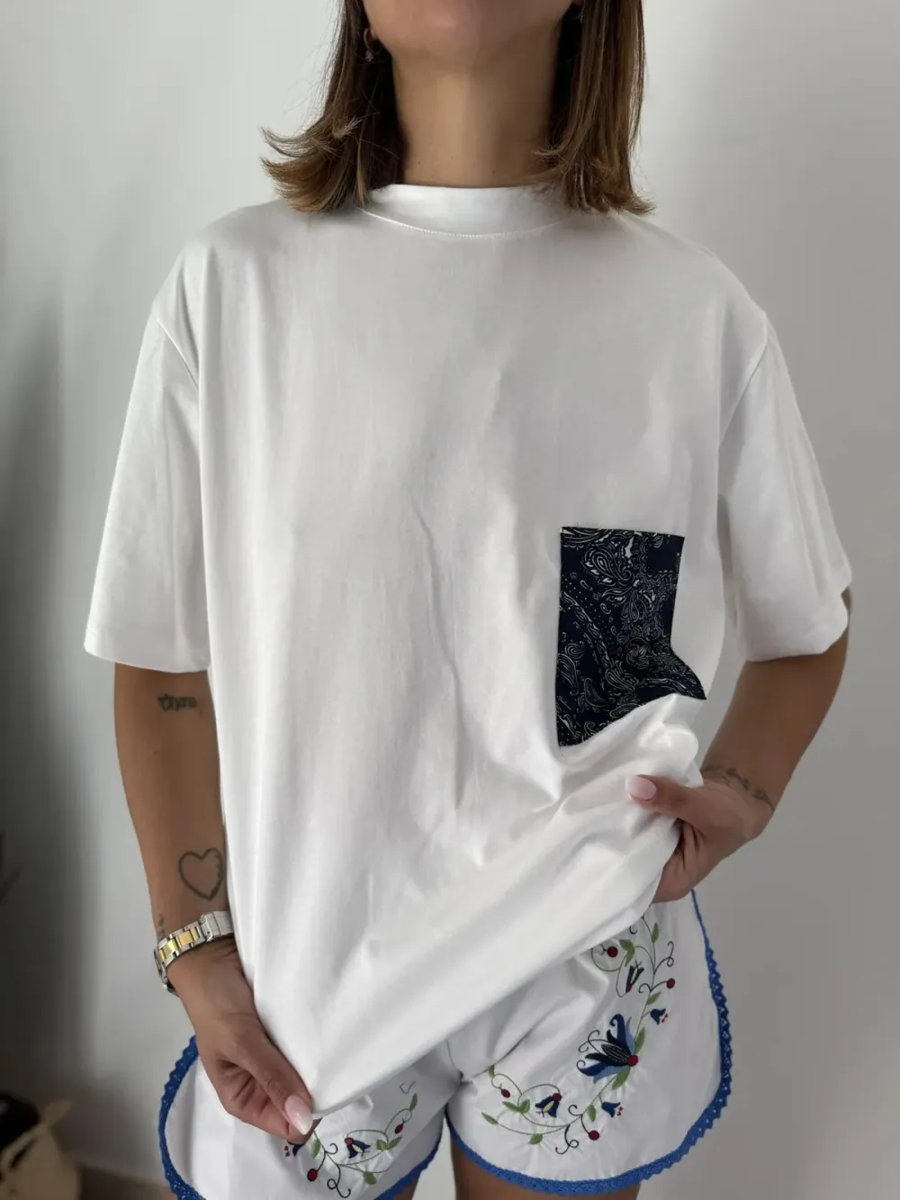 Rounded Hem Pocket Detail Crew Tee Silhouette