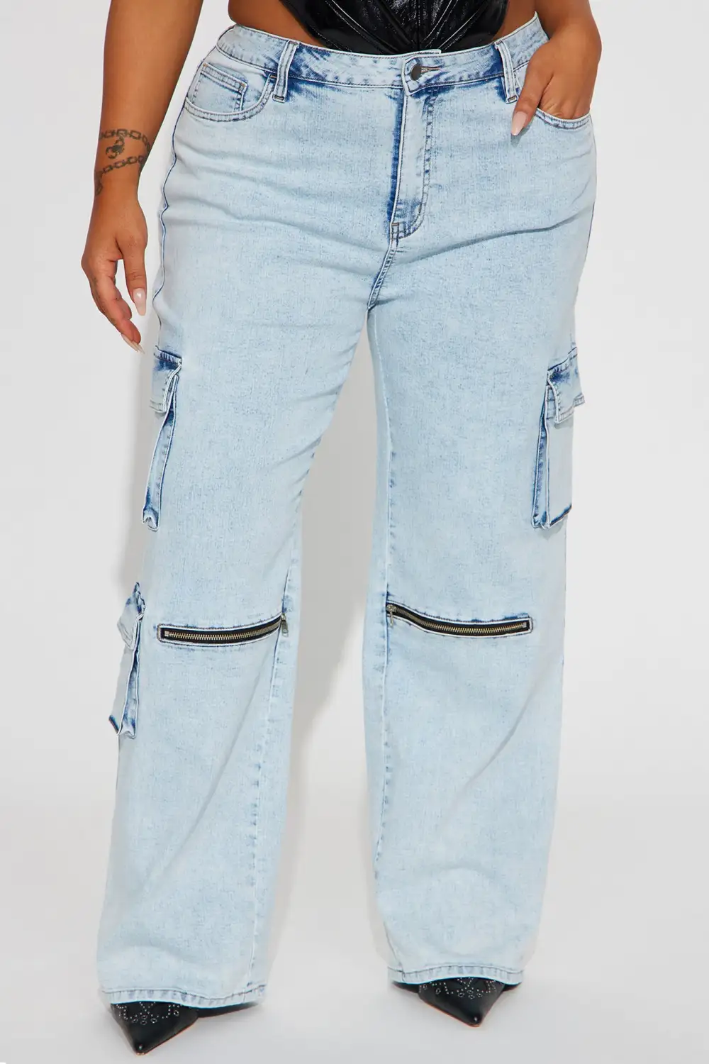 Eyes On The Prize Low Stretch Cargo Jeans - Light Wash
