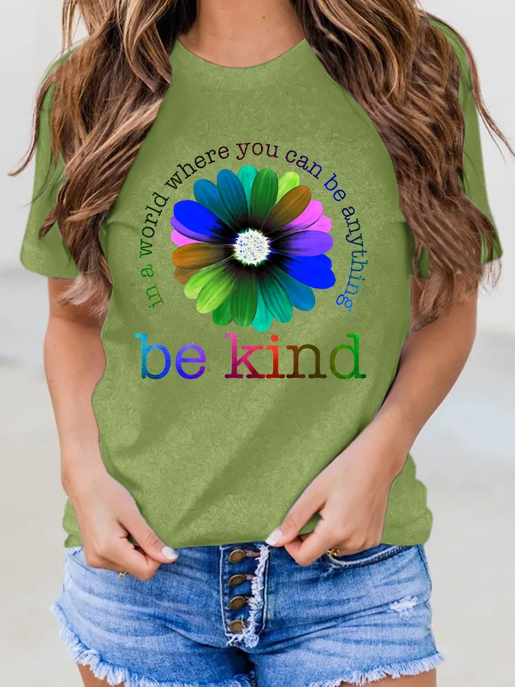 Women'S In A World Where You Can Be Anything Be Kind Round-Neck Short-Sleeved T-Shirt