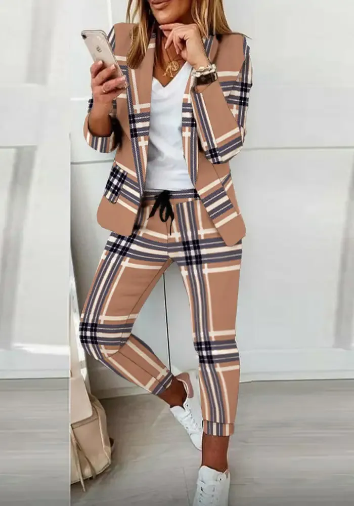 Blazer com estampa xadrez e conjunto de calça com cordão