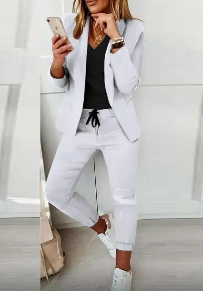 Blazer com estampa xadrez e conjunto de calça com cordão