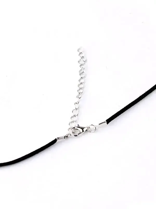Freely adjustable piece velvet rope necklace