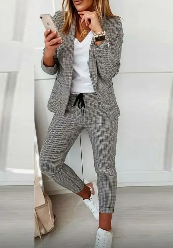 Blazer com estampa xadrez e conjunto de calça com cordão