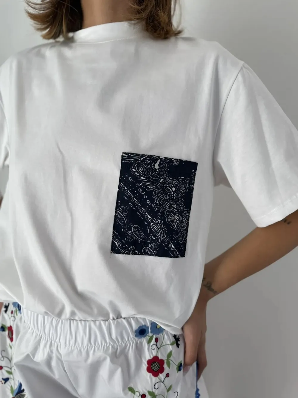 Rounded Hem Pocket Detail Crew Tee Silhouette